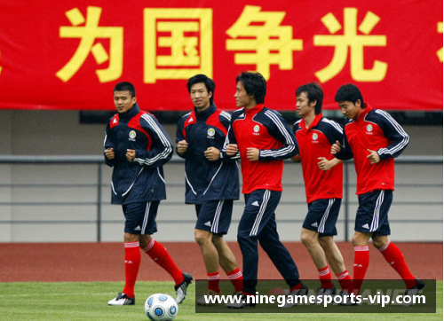 国足球员妻子：独家揭秘球场后的真实生活